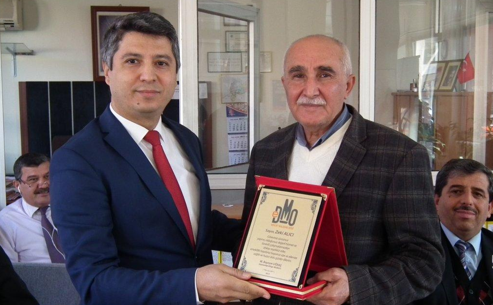 Ofisimiz Emektarlarından  Zeki ALICI'ya Plaket Takdim Edildi